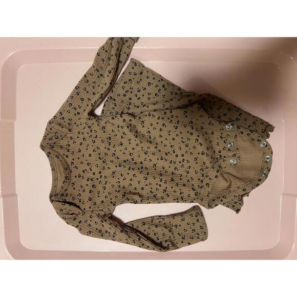 Carter’s 3pc Cream Cozy Sweater with Cheetah Print Long Sleeve Onesie and Pants - Picture 4 of 5